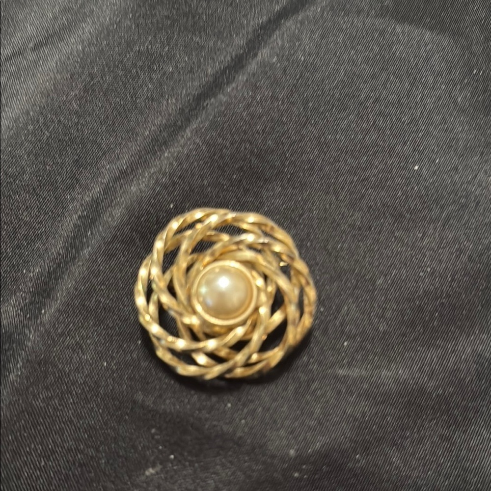 Elegant Gold and Pearl Brooch